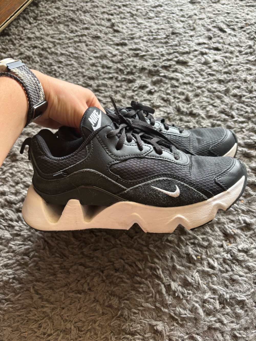 Nike Women's RYZ sneakers